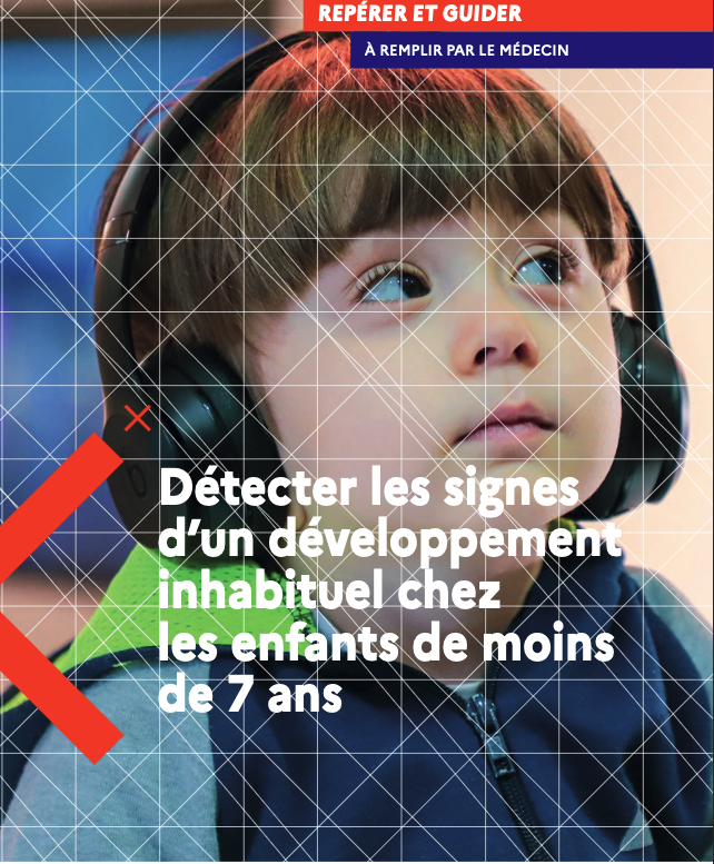 petit garçon avec un casque sur les oreilles pour illustrer le guide pour détecter les signes d'un développement inhabituel chez les enfants de moins de 7 ans